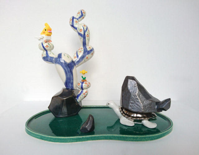 葉怡利，銀龜山與柿樹，陶瓷、塑膠積木、銀水， 20 x 35 x 30 cm ，2019