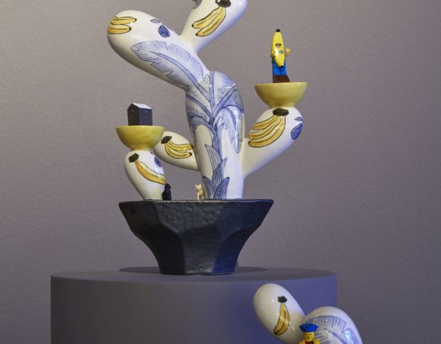 葉怡利，香蕉與芭樂，陶瓷、塑膠積木， 40 x 40 x 100 cm ，2018