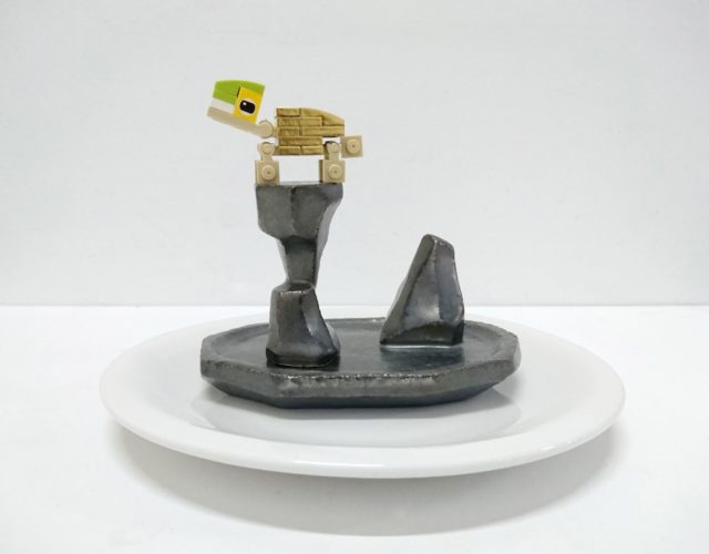 葉怡利，小金龜，陶瓷、塑膠積木、金箔， 20 x 20 x 13 cm ，2019