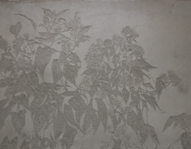 邱承宏，小花蔓澤蘭03，2019，混凝土、檜木，103x63x3 cm