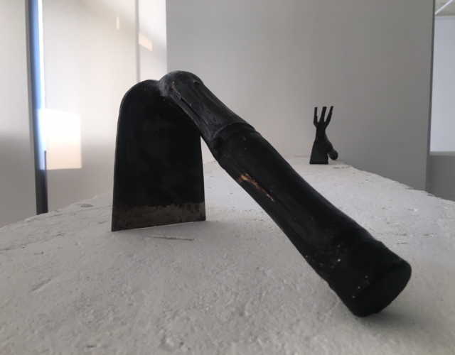 羅懿君，掘3，2021，黑鐵、木棍、石膏、生漆，29×12×16(H)cm