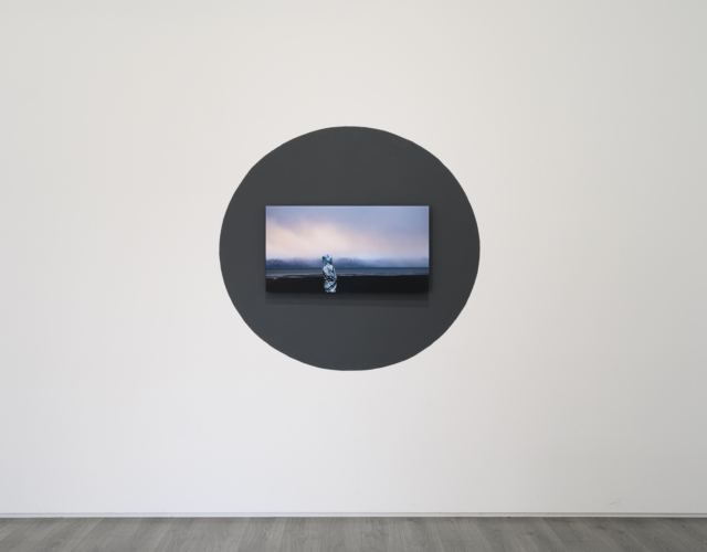 倒轉地圖III Inverted Map III，2019，藝術微噴輸出、水晶裱、鋁版裱褙 Giclée, diasec，86 x 48 cm（2022本事藝術展場）