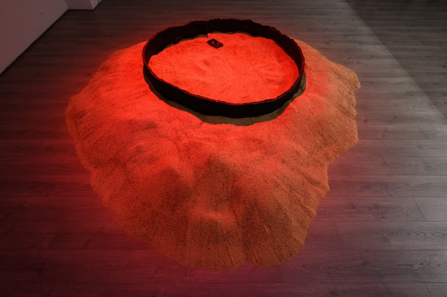 黑環 Black ring，2023，矽沙、混凝土、碳粉 Sandbag, Cement, Toner，尺寸依場地而定 Dimensions variable